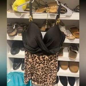 Plus size bathing suit size 3xl does comes with bottoms never been worn